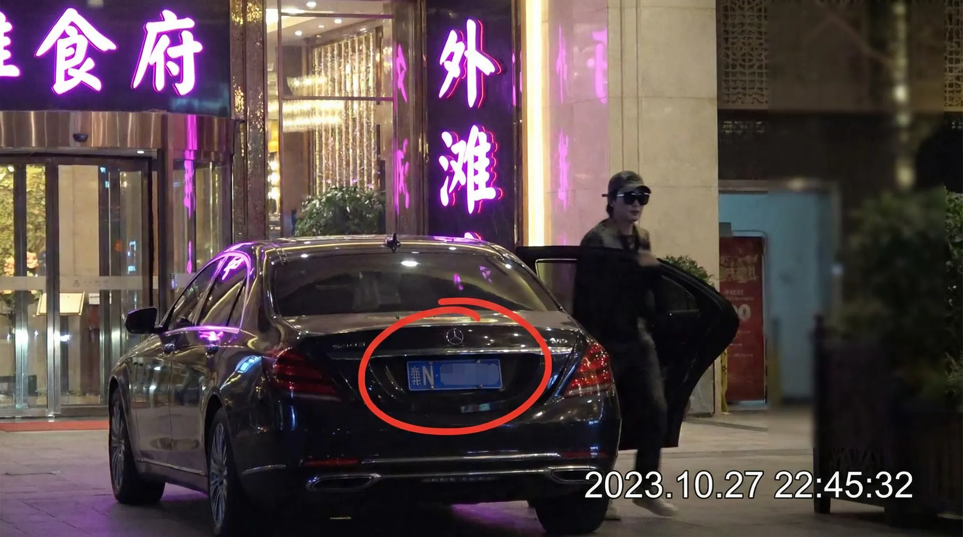 manwa2 - 豪车餐厅外偷拍